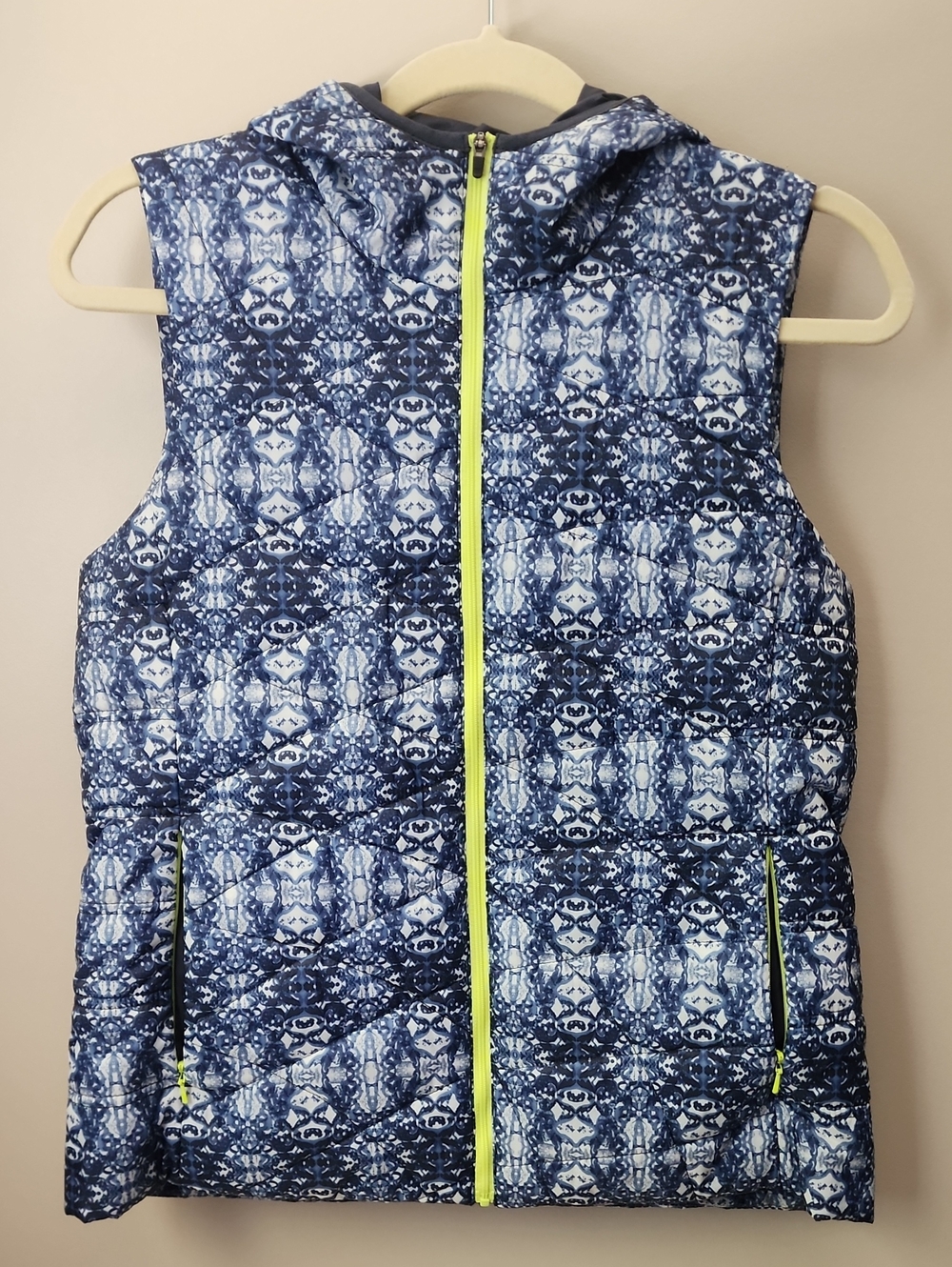Title Nine Quilted Puffer Vest Hooded Blue White Neon Yellow Casual size Medium